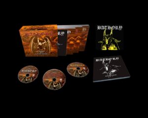 Bathory – In Memory Of Quorthon – ( Box C/ 3 CD´s Slipcase + Livro + Poster + Adesivos ) In Memory Of Quorthon – vol, vol II e vol III – ( PRÉ – VENDA! )